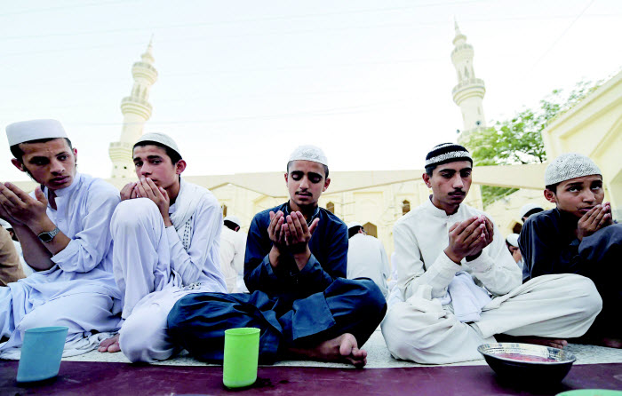 رمضان في باكستان.. عبادة وتبادل للزيارات والأطباق